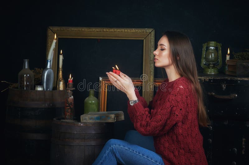 Mujer joven con velas, divinidad y espiritualismo fotografía de archivo Mujer joven con velas, divinidad y espiritualismo fotografía de archivo