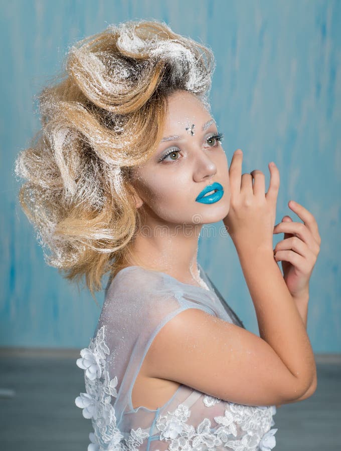 Mujer Joven De Imagen Creativa Con Maquillaje Artístico Y Peinado De Invierno. Foto de archivo - Imagen de princesa, cosméticos: 202374690 Mujer Joven De Imagen Creativa Con Maquillaje Artístico Y Peinado De Invierno. Foto de archivo - Imagen de princesa, cosméticos: 202374690