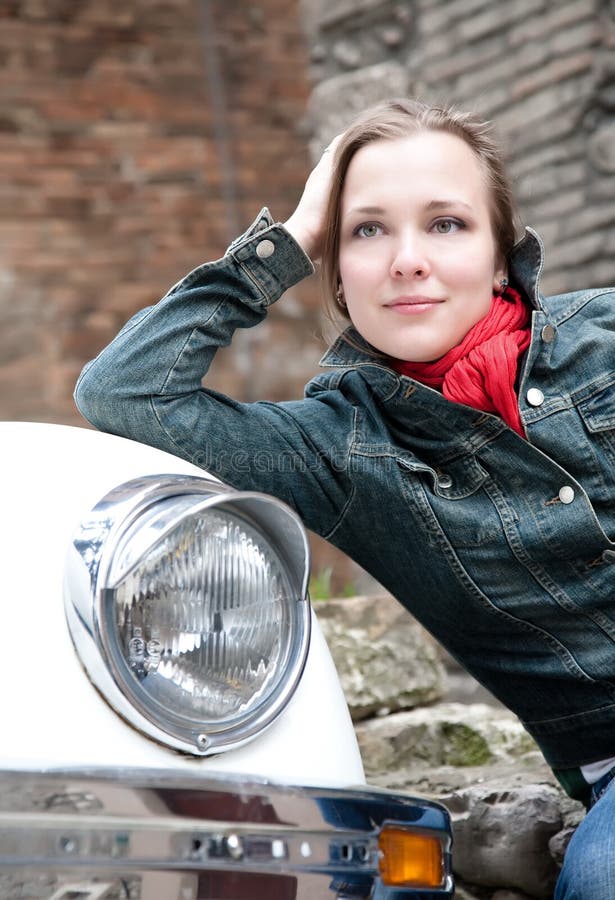 Mujer joven de la belleza contra el coche retro blanco fotos de archivo Mujer joven de la belleza contra el coche retro blanco fotos de archivo