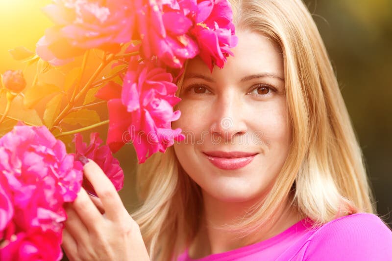 Mujer joven de la moda de la primavera con las rosas en jardín de la primavera springti foto de archivo libre de regalías Mujer joven de la moda de la primavera con las rosas en jardín de la primavera springti foto de archivo libre de regalías
