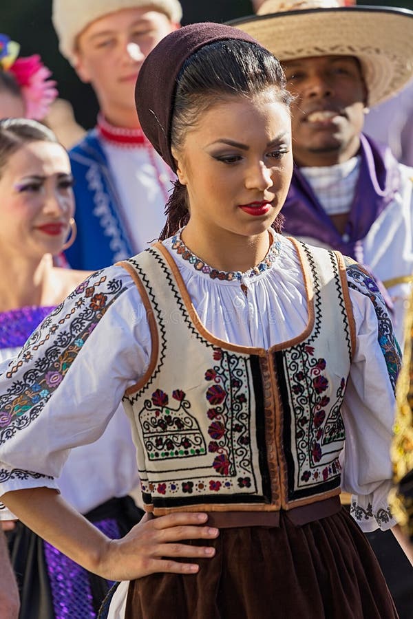 Mujer Joven De Rumania En El Traje Tradicional 19 Imagen de archivo editorial Imagen de folclore, comunidad: 74542759