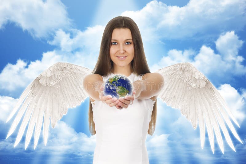 Mujer joven del ángel que sostiene la tierra en manos con las nubes fotos de archivo Mujer joven del ángel que sostiene la tierra en manos con las nubes fotos de archivo