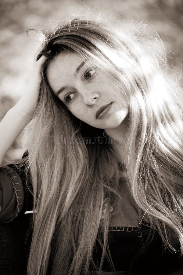 Mujer joven deprimida triste imagenes de archivo Mujer joven deprimida triste imagenes de archivo