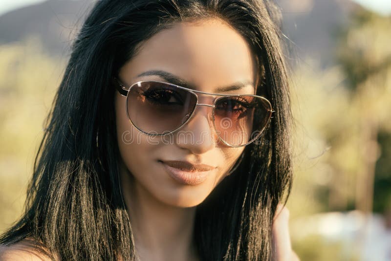 Mujer joven elegante elegante hermosa fotos de archivo