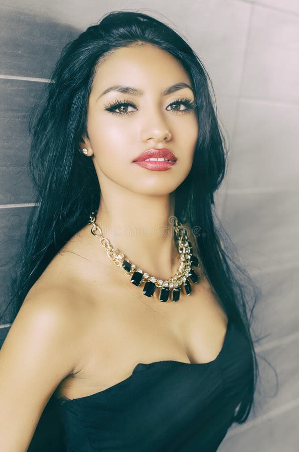 Mujer joven elegante elegante hermosa imágenes de archivo libres de regalías