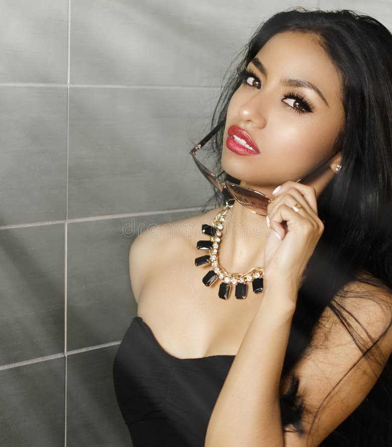 Joven mujer hermosa, elegante y con estilo fotos de archivo libres de regalías