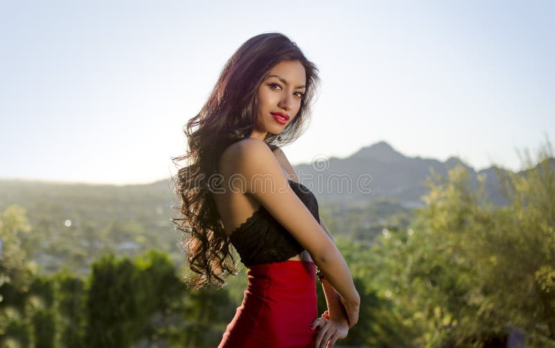 Joven mujer hermosa y elegante imagen de archivo libre de regalías