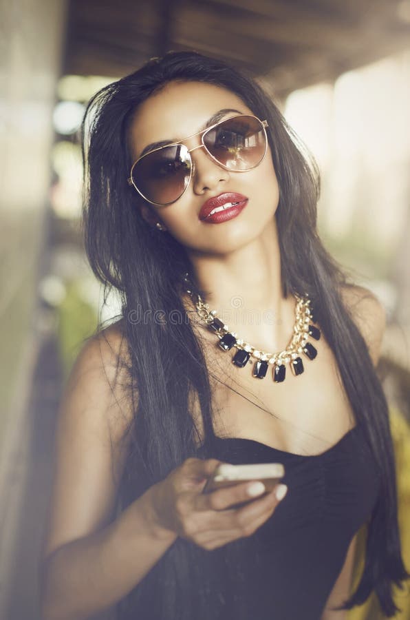 Joven mujer hermosa y elegante imagen de archivo libre de regalías