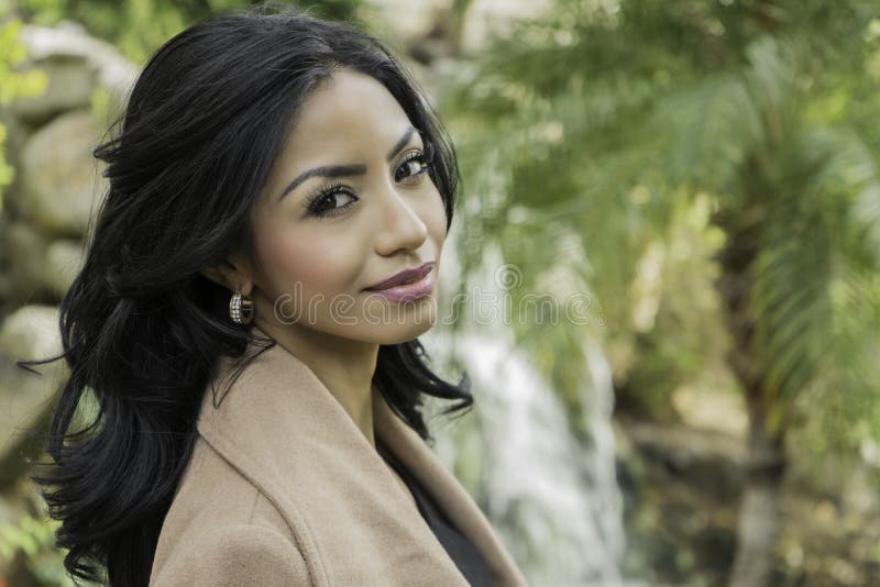 Joven mujer hermosa y elegante foto de archivo libre de regalías