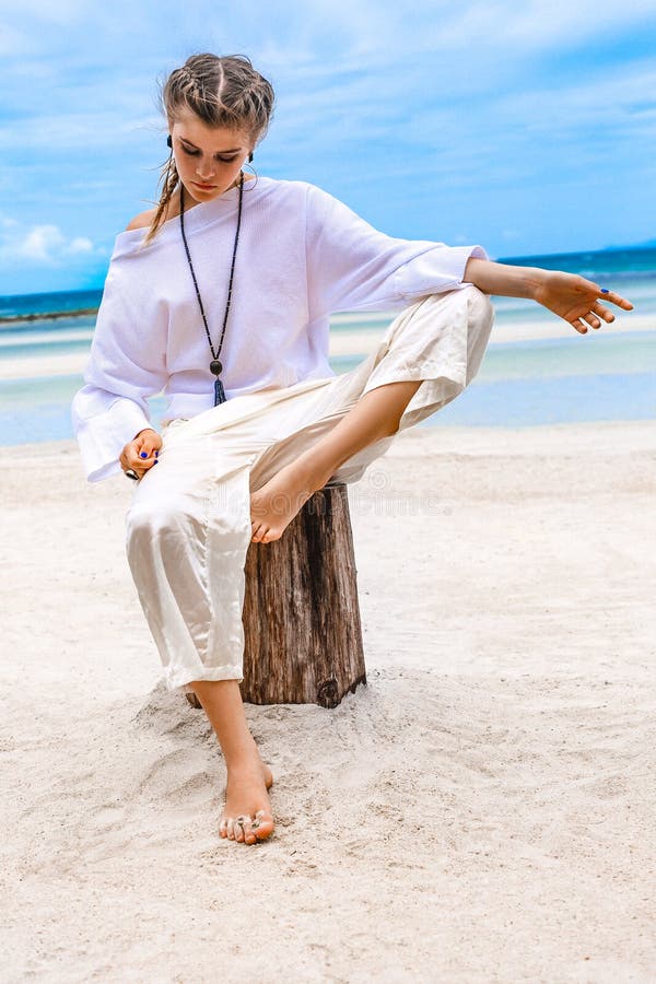 Mujer Joven Elegante En La Ropa Blanca En La Playa Foto de archivo - Imagen costa: