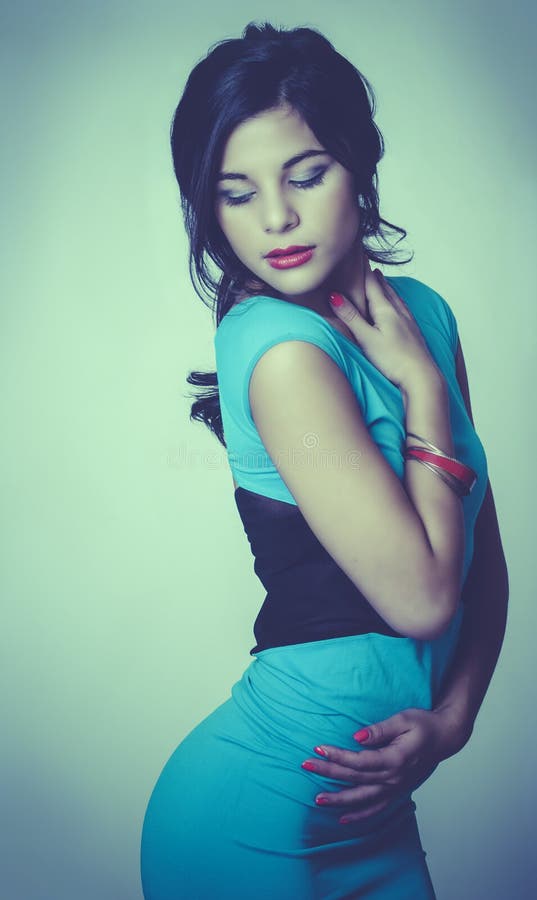 Mujer joven elegante hermosa en vestido fotografía de archivo