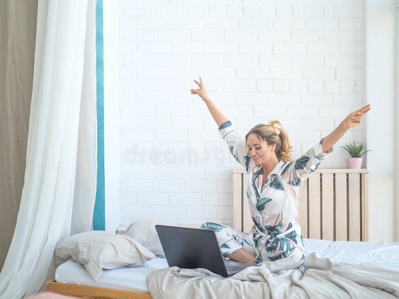 Mujer joven emocionada con su ordenador portátil foto de archivo libre de regalías Mujer joven emocionada con su ordenador portátil foto de archivo libre de regalías