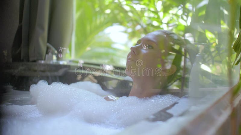 Mujer joven en bañera