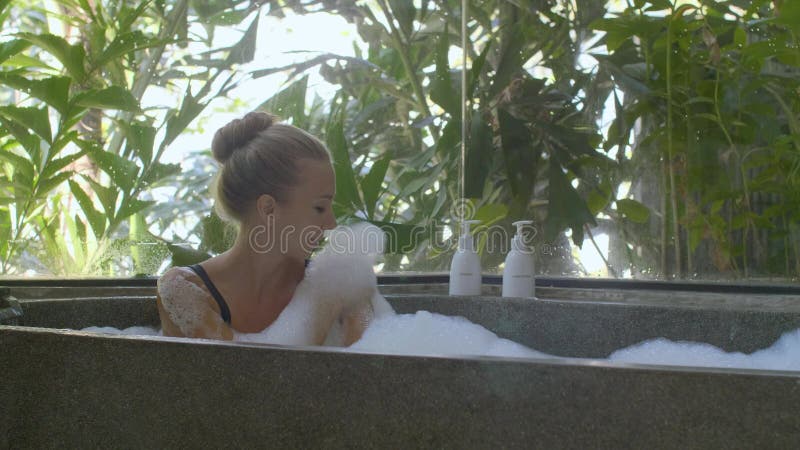 Mujer joven en bañera