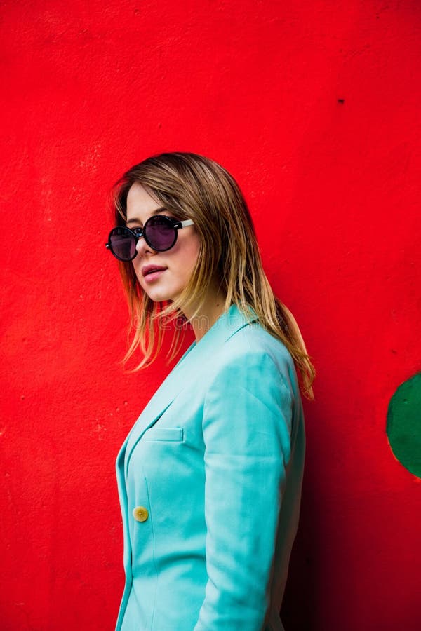 Mujer joven en Blazert del estilo 90s y de las gafas de sol imagen de archivo libre de regalías Mujer joven en Blazert del estilo 90s y de las gafas de sol imagen de archivo libre de regalías
