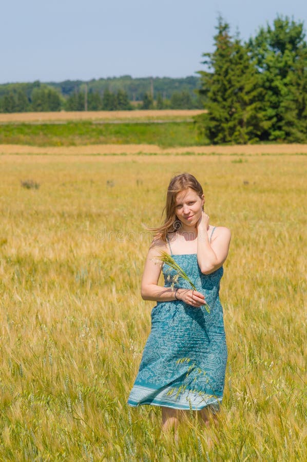 Mujer joven en campo del verano fotografía de archivo Mujer joven en campo del verano fotografía de archivo