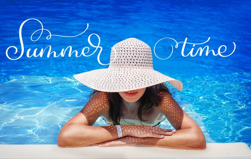 Mujer joven en el sombrero blanco que descansa en tiempo de verano de la piscina y del texto Drenaje de la mano de las letras de imágenes de archivo libres de regalías Mujer joven en el sombrero blanco que descansa en tiempo de verano de la piscina y del texto Drenaje de la mano de las letras de imágenes de archivo libres de regalías