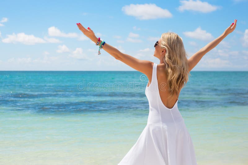 Cha arrendamiento pantalones Mujer Joven En El Vestido Blanco Que Disfruta De Día De Verano En La Playa  Imagen de archivo - Imagen de playa, brazos: 53871949