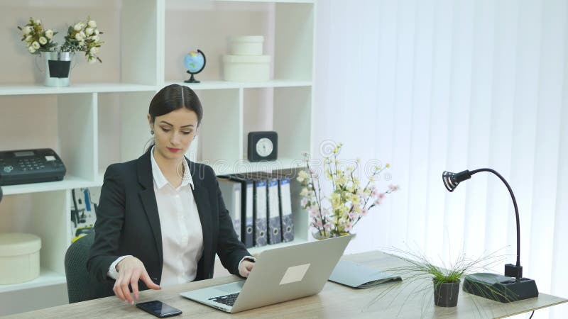 Mujer joven en la oficina