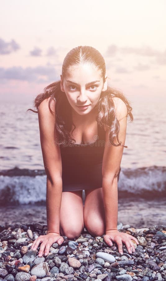 Mujer joven en la playa imagen de archivo libre de regalías Mujer joven en la playa imagen de archivo libre de regalías
