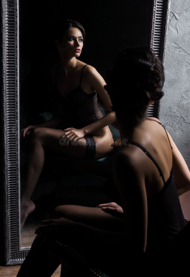 Mujer Joven En La Ropa Que Mira En Espejo de archivo - Imagen de pelo, mirando: 51218939