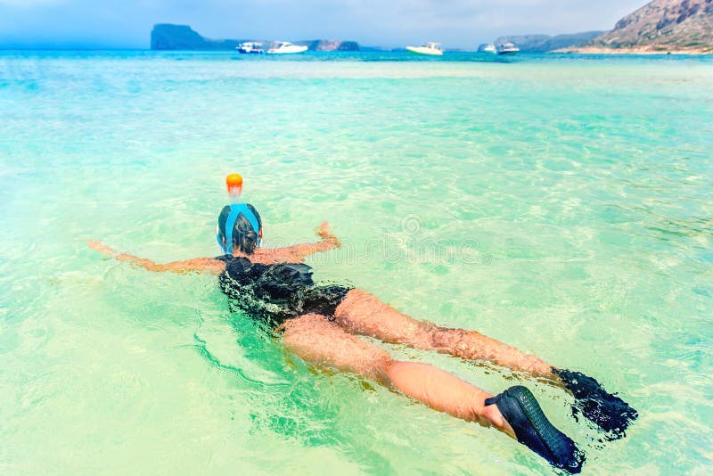 Mujer joven en luna de miel con zambullida de la máscara que bucea bajo el agua con los pescados tropicales en piscina del mar de fotos de archivo libres de regalías Mujer joven en luna de miel con zambullida de la máscara que bucea bajo el agua con los pescados tropicales en piscina del mar de fotos de archivo libres de regalías