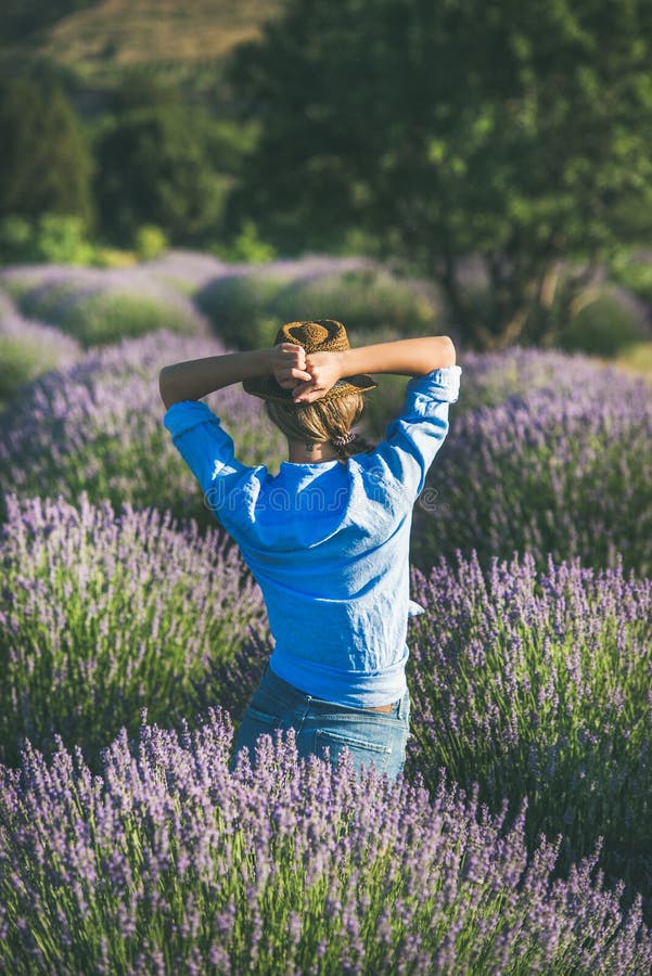 Mujer joven en sombrero de paja que disfruta del campo de la lavanda, Isparta, Turquía fotografía de archivo libre de regalías Mujer joven en sombrero de paja que disfruta del campo de la lavanda, Isparta, Turquía fotografía de archivo libre de regalías