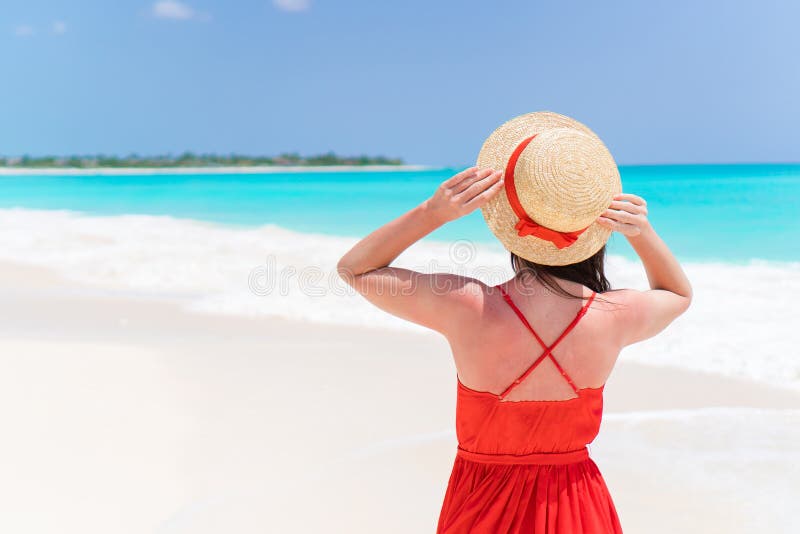 Mujer joven en sombrero durante vacaciones tropicales de la playa Opinión trasera la muchacha del beautidul al aire libre imagen de archivo Mujer joven en sombrero durante vacaciones tropicales de la playa Opinión trasera la muchacha del beautidul al aire libre imagen de archivo