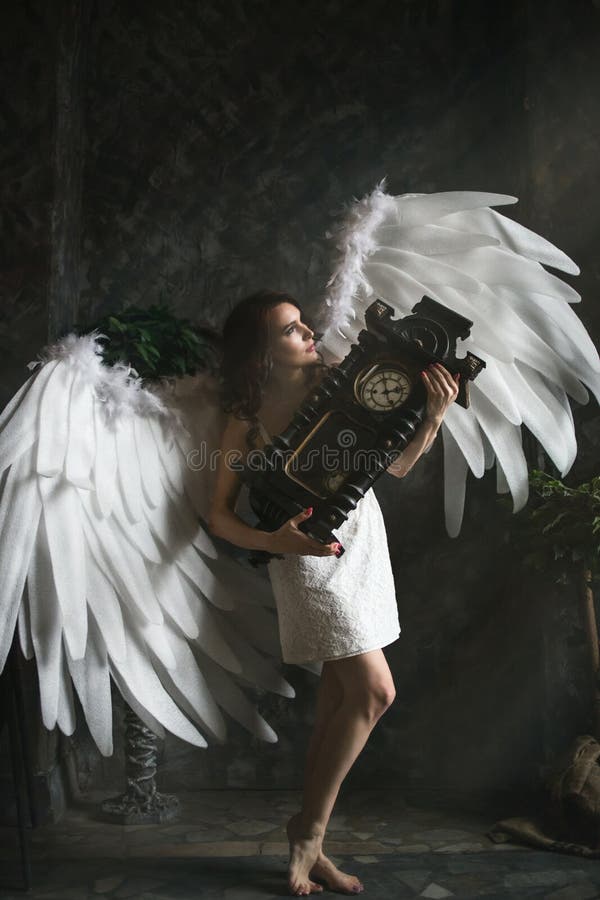 Mujer joven en traje del ángel fotografía de archivo libre de regalías Mujer joven en traje del ángel fotografía de archivo libre de regalías