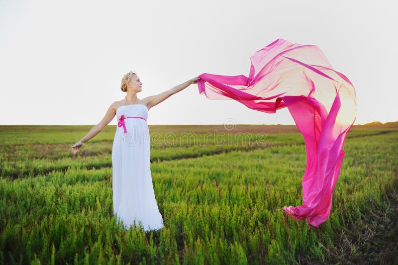 Joven en un campo verde imagenes de archivo