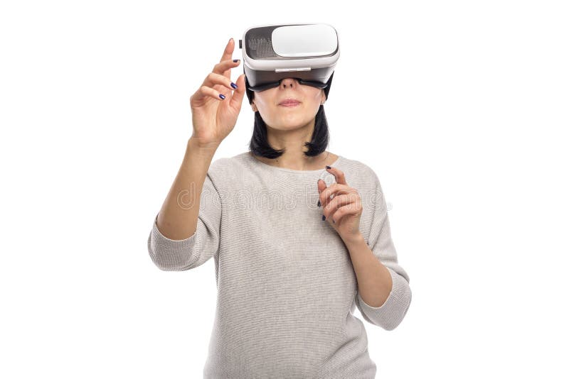 Mujer joven en un casco de la realidad virtual en un blanco foto de archivo libre de regalías Mujer joven en un casco de la realidad virtual en un blanco foto de archivo libre de regalías