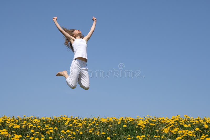 Mujer joven en un salto feliz imagen de archivo libre de regalías Mujer joven en un salto feliz imagen de archivo libre de regalías