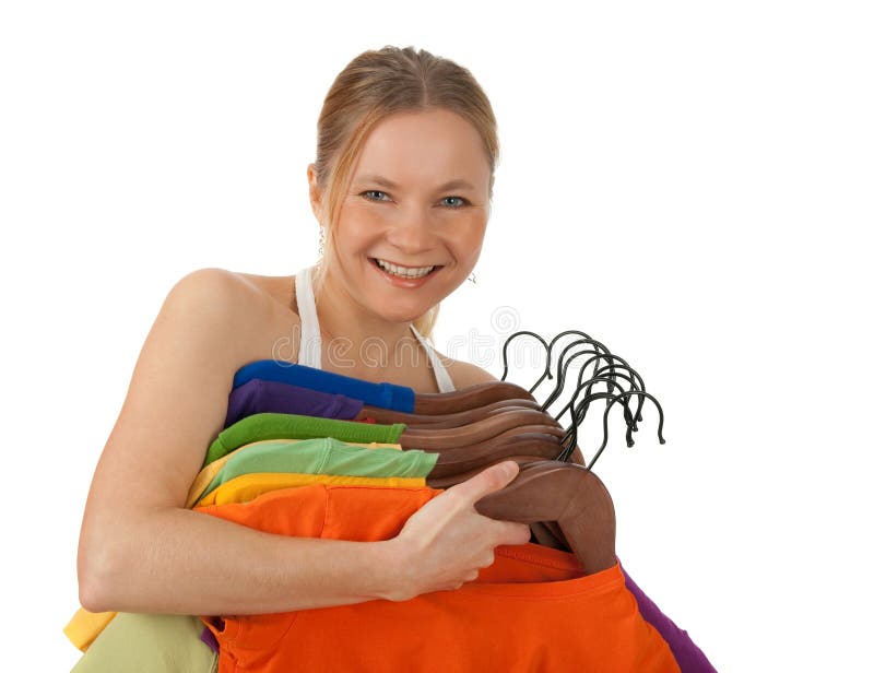 Mujer joven encantadora que sostiene la ropa colorida imagenes de archivo