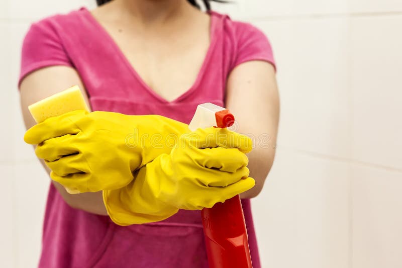 Mujer joven equipada de la botella y de la esponja del espray Econom?a dom?stica y concepto de la limpieza Mujeres que se prepara imágenes de archivo libres de regalías Mujer joven equipada de la botella y de la esponja del espray Econom?a dom?stica y concepto de la limpieza Mujeres que se prepara imágenes de archivo libres de regalías