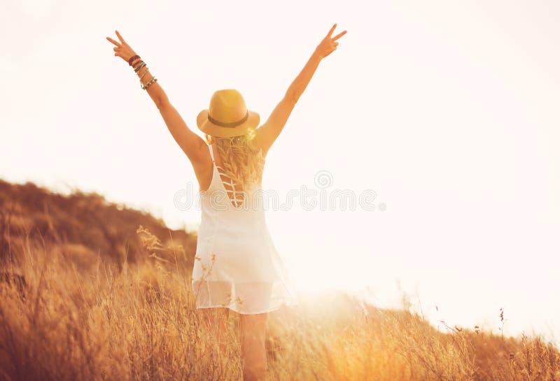 Mujer joven feliz al aire libre en Susnet Forma de vida de la moda fotografía de archivo Mujer joven feliz al aire libre en Susnet Forma de vida de la moda fotografía de archivo