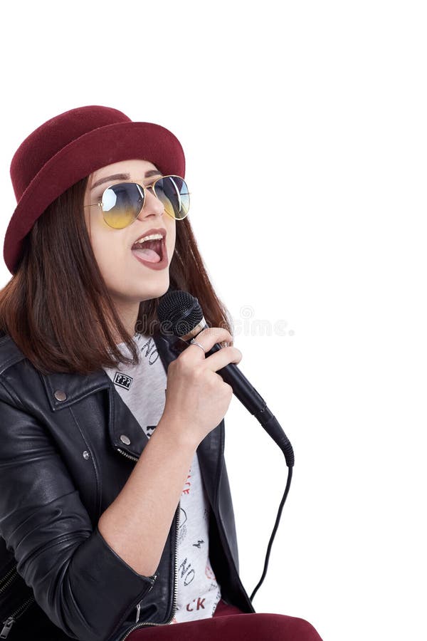 Mujer joven feliz con el micrófono foto de archivo libre de regalías Mujer joven feliz con el micrófono foto de archivo libre de regalías