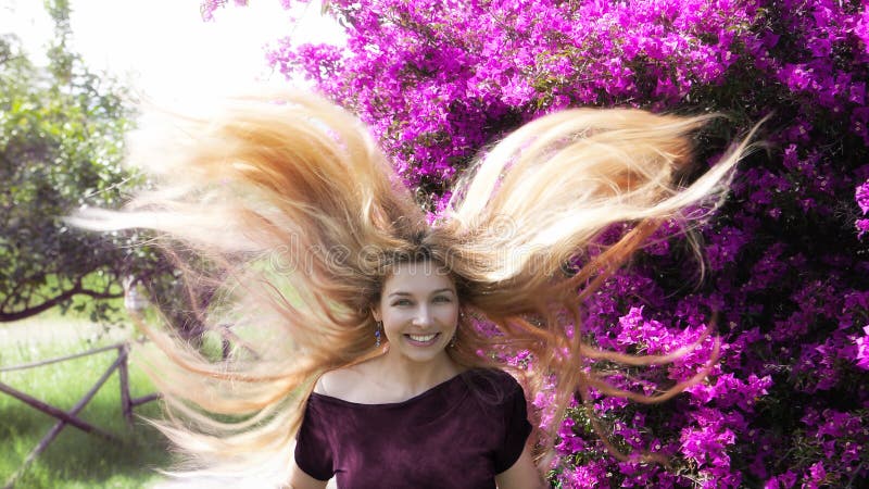 Mujer joven feliz con el pelo rubio largo fotos de archivo libres de regalías Mujer joven feliz con el pelo rubio largo fotos de archivo libres de regalías