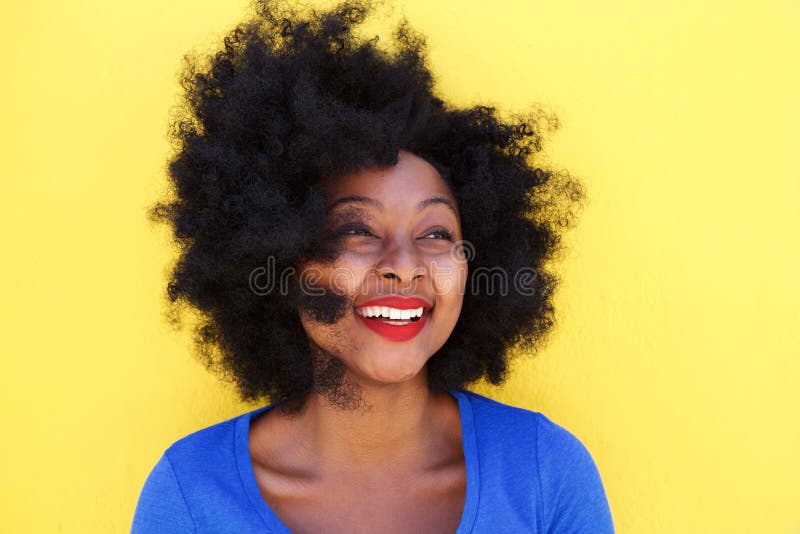 Mujer joven feliz con la sonrisa afro del pelo