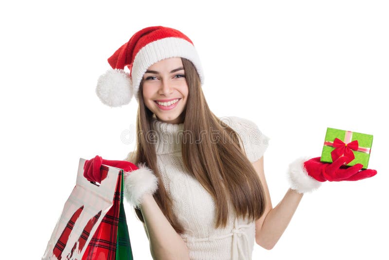 Mujer joven feliz con los panieres y la caja de regalo fotografía de archivo Mujer joven feliz con los panieres y la caja de regalo fotografía de archivo