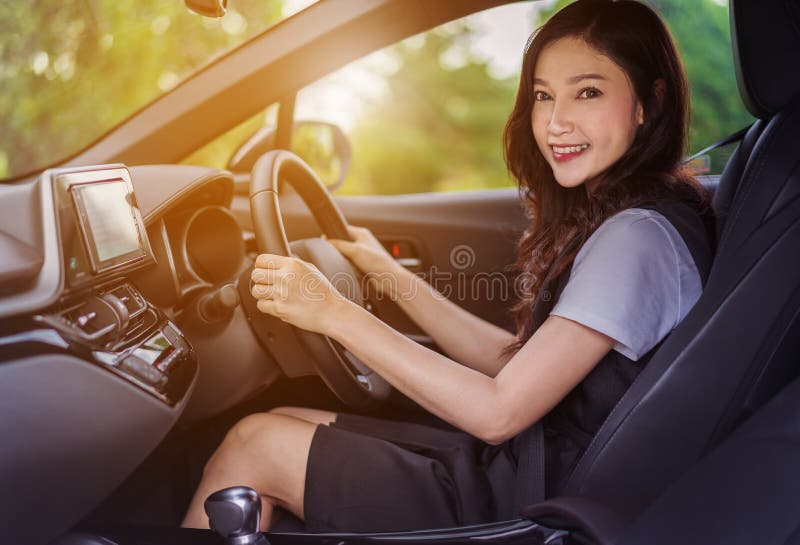 Mujer joven feliz en coche imagen de archivo libre de regalías Mujer joven feliz en coche imagen de archivo libre de regalías