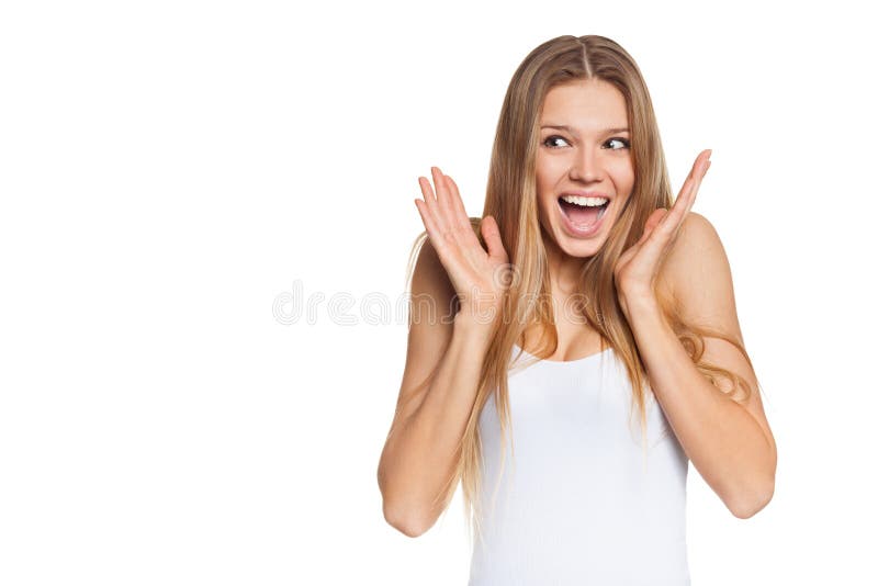 Mujer joven feliz sorprendida que mira de lado en el entusiasmo Aislado sobre blanco