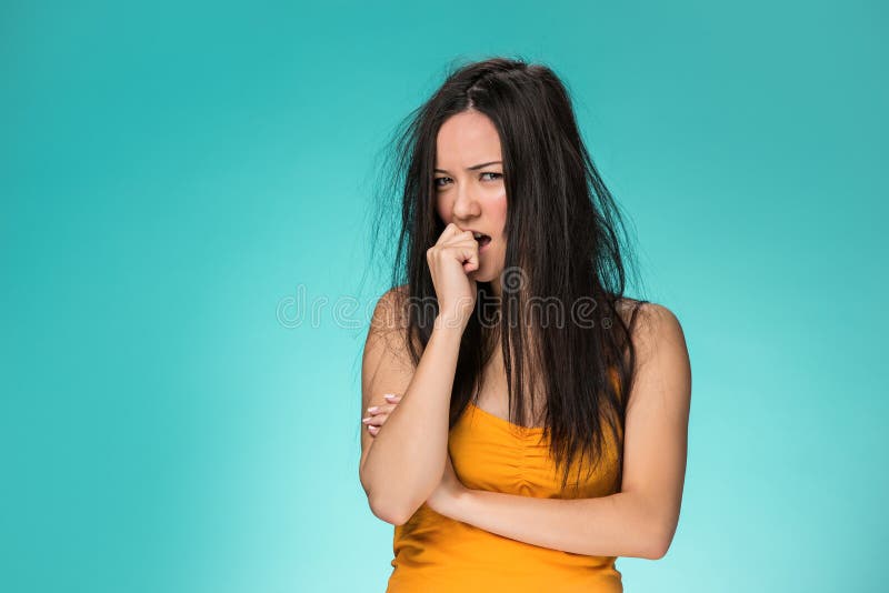 Mujer joven frustrada que tiene un mún pelo foto de archivo Mujer joven frustrada que tiene un mún pelo foto de archivo