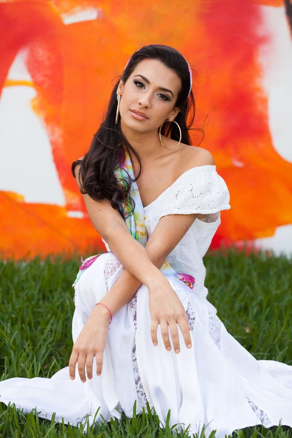 Joven mujer hermosa imagenes de archivo