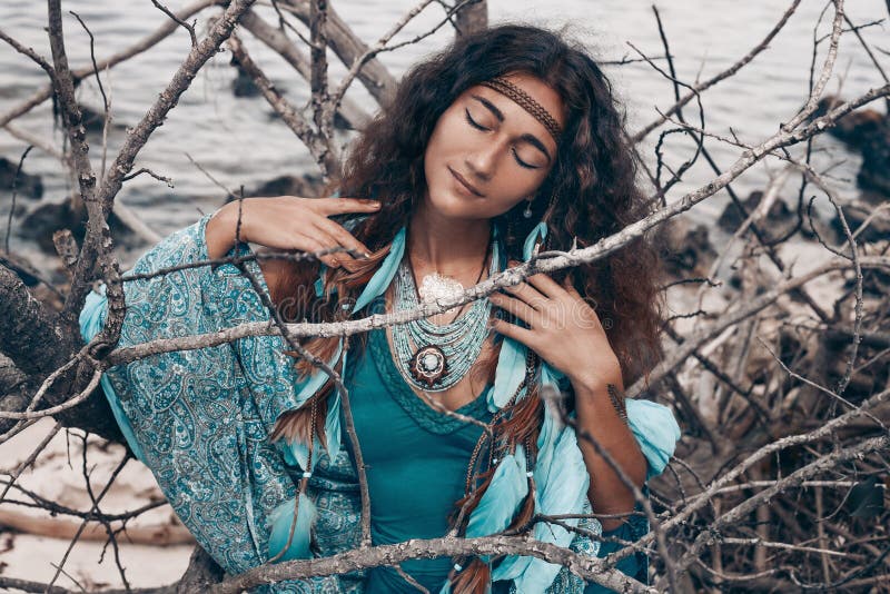 Mujer joven hermosa al aire libre concepto del arte de la bruja imagen de archivo libre de regalías Mujer joven hermosa al aire libre concepto del arte de la bruja imagen de archivo libre de regalías