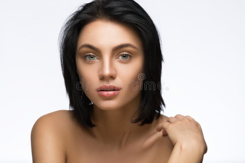 Mujer joven hermosa con el pelo corto recto aislado en el fondo blanco fotos de archivo libres de regalías Mujer joven hermosa con el pelo corto recto aislado en el fondo blanco fotos de archivo libres de regalías