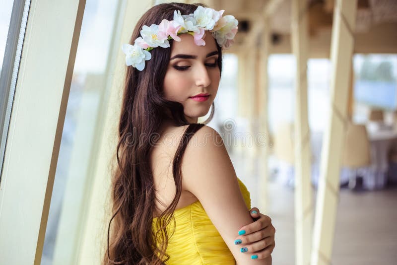 Mujer Joven Hermosa Con El Pelo Largo En Un Día De Verano Dama De Honor En Vestido Amarillo En Un Restaurante Del Mar Imagen de archivo - Imagen de retrato, lujo: 91163137 Mujer Joven Hermosa Con El Pelo Largo En Un Día De Verano Dama De Honor En Vestido Amarillo En Un Restaurante Del Mar Imagen de archivo - Imagen de retrato, lujo: 91163137
