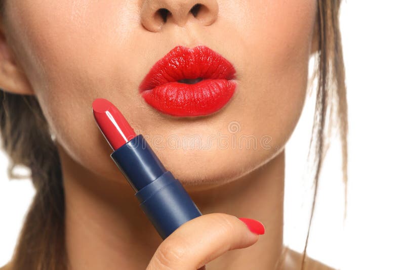 Mujer joven hermosa con la barra de labios roja en el fondo blanco, primer imagenes de archivo Mujer joven hermosa con la barra de labios roja en el fondo blanco, primer imagenes de archivo