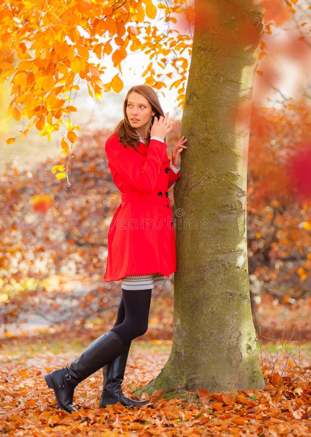 Mujer joven hermosa con la chaqueta roja Moda estacional del otoño fotografía de archivo libre de regalías Mujer joven hermosa con la chaqueta roja Moda estacional del otoño fotografía de archivo libre de regalías