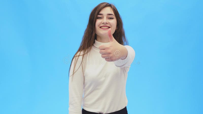 Mujer joven hermosa con la piel limpia, perfecta Retrato del modelo de la belleza con maquillaje natural y una sonrisa