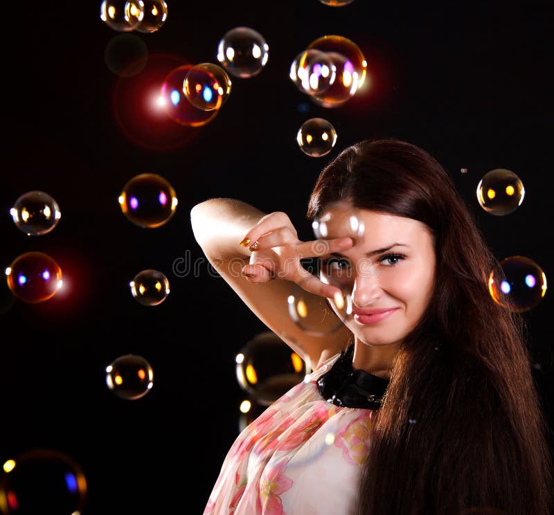 Mujer joven hermosa con las burbujas de jabón foto de archivo libre de regalías Mujer joven hermosa con las burbujas de jabón foto de archivo libre de regalías